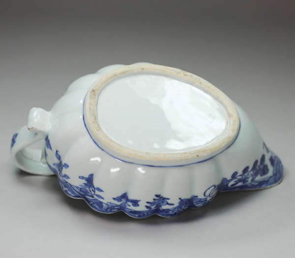 Chinese blue and white fluted sauce boat, Qianlong (1736-1795) - image 5