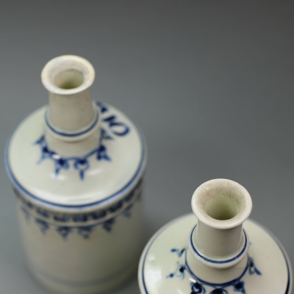 Pair of Wedgwood creamware condiment bottles, 18th century - image 4