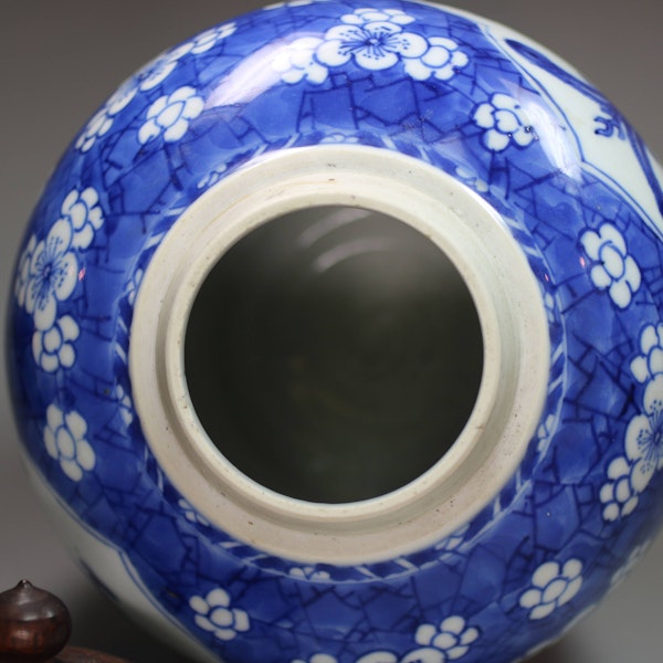 Chinese blue and white cracked ice ginger jar and cover, Kangxi (1662-1722) - image 6