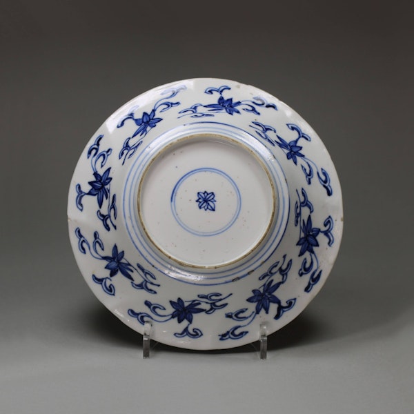 Small Chinese blue and white moulded dish, Kangxi (1662-1722) - image 2