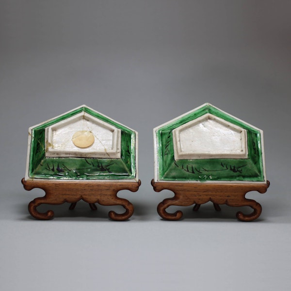 Pair of Chinese famille verte biscuit hors d'oeuvre dishes, Kangxi (1662-1722) - image 4
