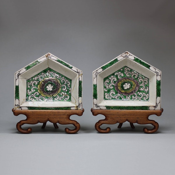 Pair of Chinese famille verte biscuit hors d'oeuvre dishes, Kangxi (1662-1722) - image 2
