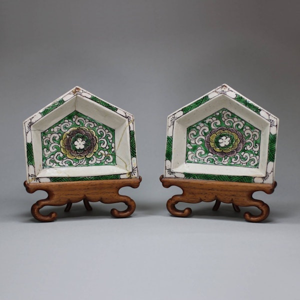 Pair of Chinese famille verte biscuit hors d'oeuvre dishes, Kangxi (1662-1722) - image 1