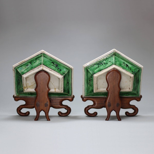 Pair of Chinese famille verte biscuit hors d'oeuvre dishes, Kangxi (1662-1722) - image 3