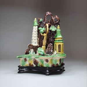 Chinese famille verte biscuit mountain brushwasher, Kangxi (1662-1722)