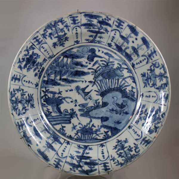 Large swatow dish, 17th Century - image 1