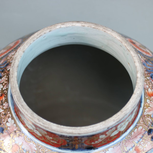 Japanese imari baluster vase and cover, 18th century - image 4
