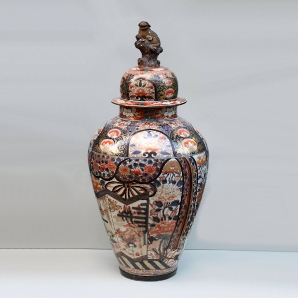 Japanese imari baluster vase and cover, 18th century - image 1