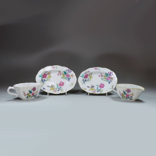 Pair of Chinese miniature famille rose sauce-boats and stands, 18th century - image 3