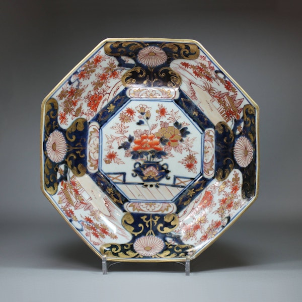 Pair of Japanese imari octagonal dishes, 18th century - image 2