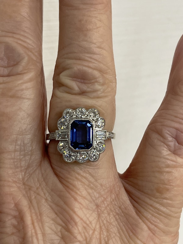Sapphire and diamond ring - image 5