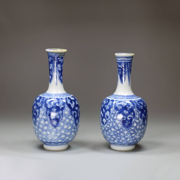 Pair of miniature Chinese blue and white bottle vases, Kangxi (1662-1722) - image 3