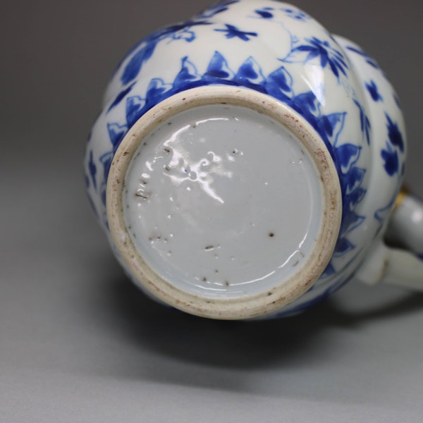 Chinese blue and white moulded tankard and cover, Kangxi (1662-1722) - image 3