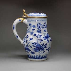 Chinese blue and white moulded tankard and cover, Kangxi (1662-1722)
