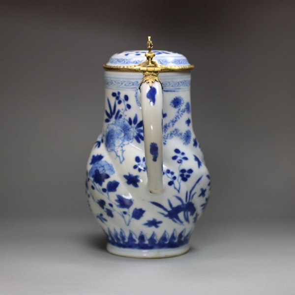 Chinese blue and white moulded tankard and cover, Kangxi (1662-1722) - image 2