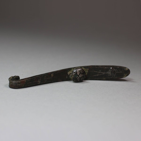 Chinese gold and silver inlaid bronze belt hook, Han dynasty (206 B.C. - 220 A.D.) - image 3