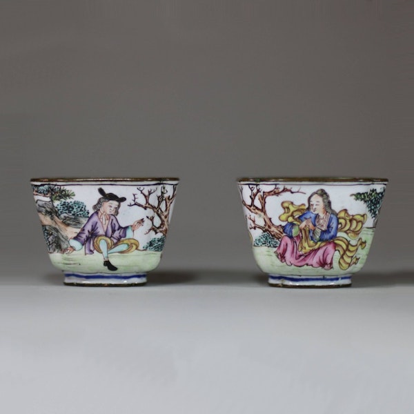 Pair of small Canton enamel wine cups, Qianlong (1736-95) - image 1