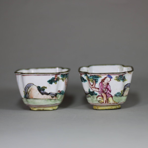 Pair of small Canton enamel wine cups, Qianlong (1736-95) - image 3