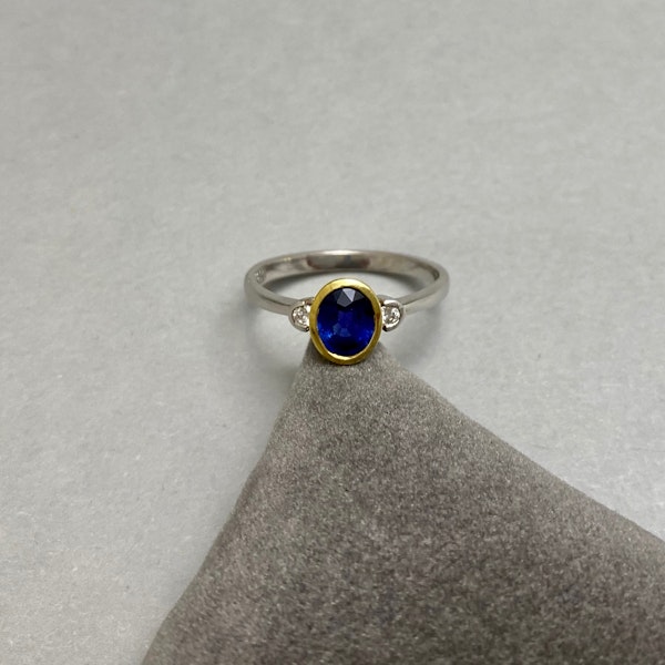 Sapphire Diamond Ring in 18ct White/Yellow Gold date circa 1980, Lilly's Attic since 2001 - image 4