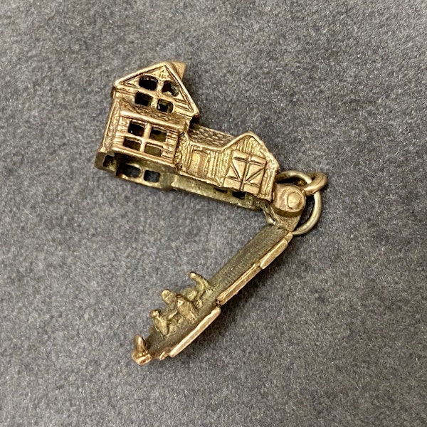 Charm House in 9ct Gold dated London 1978, Lilly's Attic since 2001 - image 4