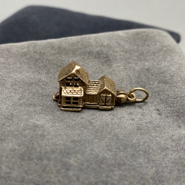 Charm House in 9ct Gold dated London 1978, Lilly's Attic since 2001 - image 2