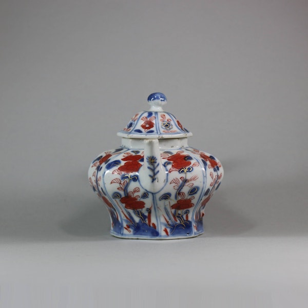 Chinese imari octagonal teapot and cover, mid-18th century - image 2