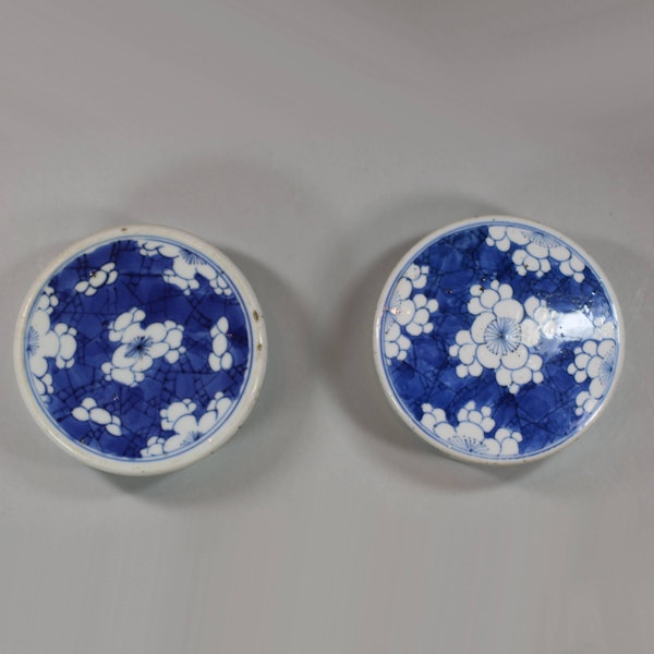 Near pair of Chinese blue and white ginger jars and covers, Kangxi (1662-1722) - image 6