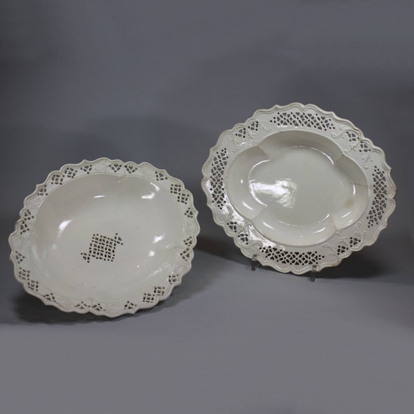 English creamware oval strawberry dish and stand, late 18th Century - image 2