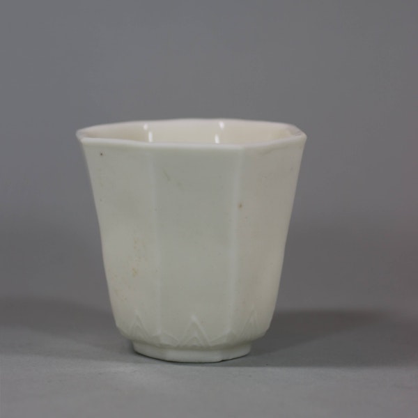 Chinese blanc de chine octagonal libation cup, early Kangxi (1662-1772) - image 3