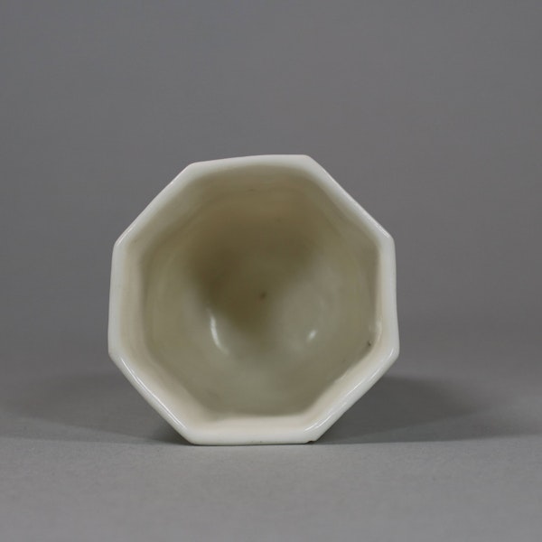 Chinese blanc de chine octagonal libation cup, early Kangxi (1662-1772) - image 4