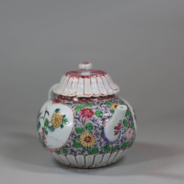 Chinese chrysanthemum famille-rose teapot, Yongzheng (1723-1735) - image 6
