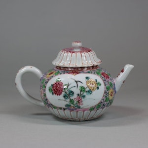 Chinese chrysanthemum famille-rose teapot, Yongzheng (1723-1735)