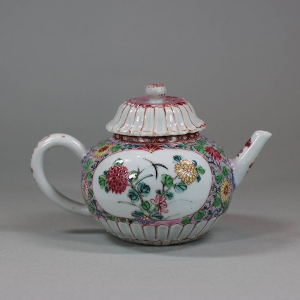 Chinese chrysanthemum famille-rose teapot, Yongzheng (1723-1735) - image 1