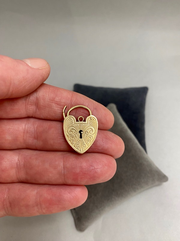 Heart Padlock Clasp in 9ct Gold dated London 1967, Lilly's Attic since 2001 - image 2