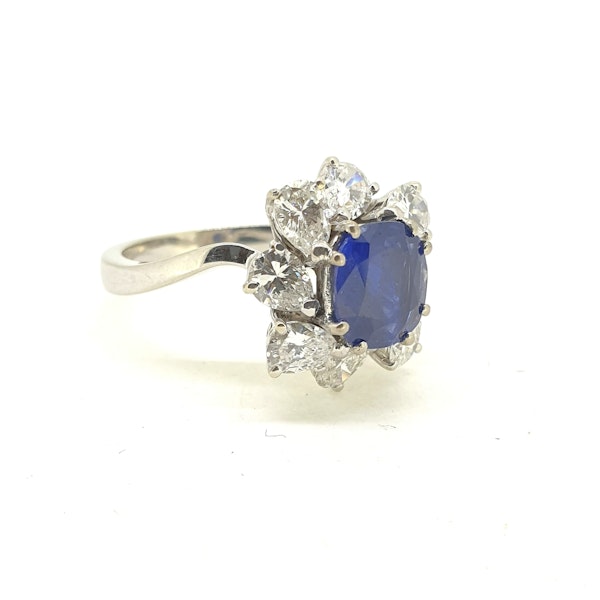 Natural sapphire and diamond cluster ring - image 4