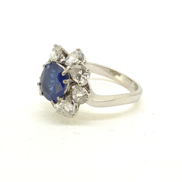 Natural sapphire and diamond cluster ring - image 3