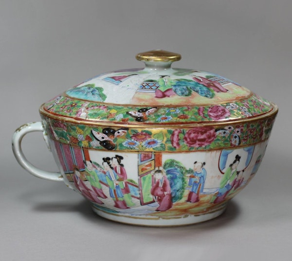 Chinese Canton Rose Medallion chamber pot and cover, c.1840 - image 1
