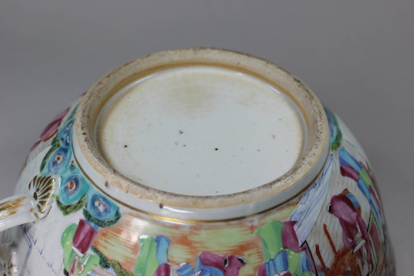 Chinese Canton Rose Medallion chamber pot and cover, c.1840 - image 2