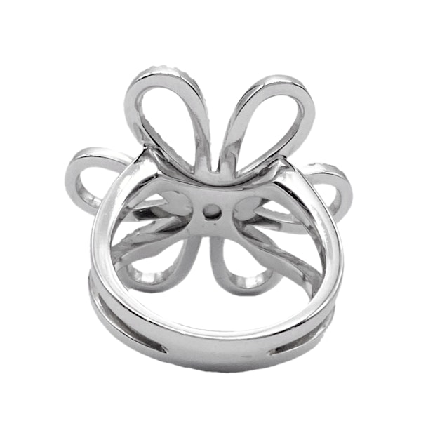 18K White Gold Ring flower shaped with Diamonds and Emerald - image 6