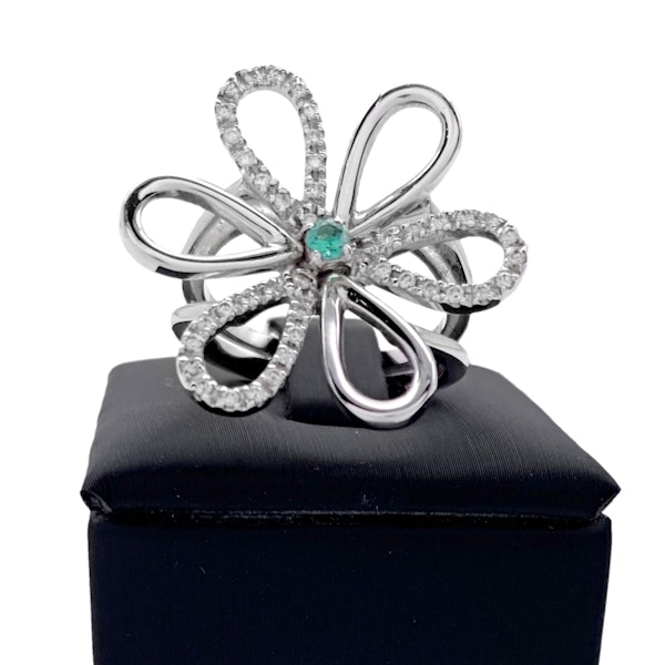 18K White Gold Ring flower shaped with Diamonds and Emerald - image 5