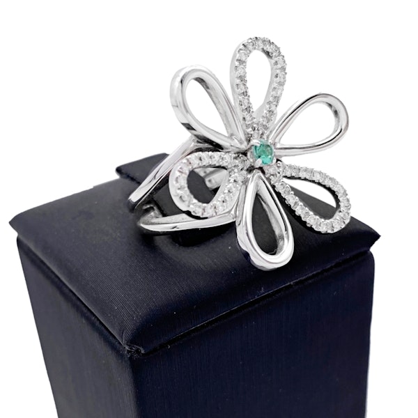 18K White Gold Ring flower shaped with Diamonds and Emerald - image 1