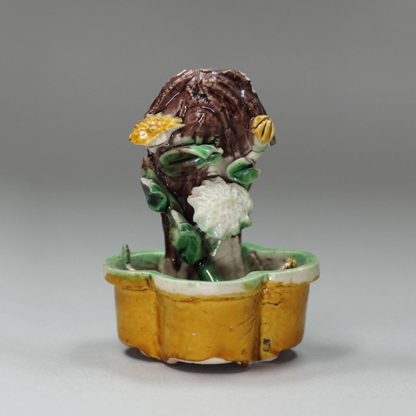 Chinese biscuit egg and spinach incense burner, Kangxi (1662-1722) - image 1