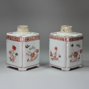 Pair of Chinese famille verte square tea caddies, Kangxi (1662-1722)