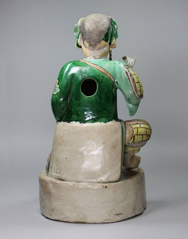 Chinese famille verte biscuit figure of Guandi, the God of War, Kangxi (1662-1722) - image 3