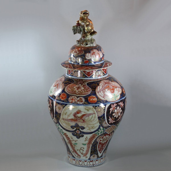 Japanese Imari baluster vase and cover, 18th century - image 1