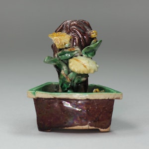 Chinese biscuit egg and spinach incense burner, Kangxi (1662-1722)