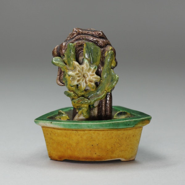 Chinese biscuit egg and spinach incense burner, Kangxi (1662-1722) - image 1