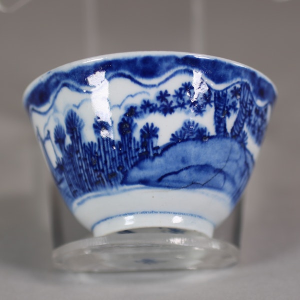 Rare Bow blue and white teabowl painted in the Dutch style, c.1750 - image 3