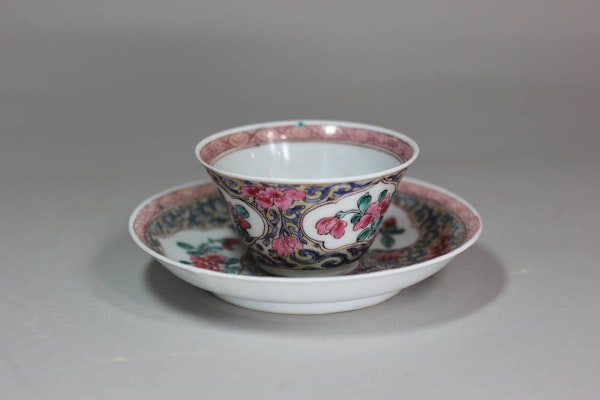 Chinese famille rose teabowl and saucer, Yongzheng (1723-35) - image 4