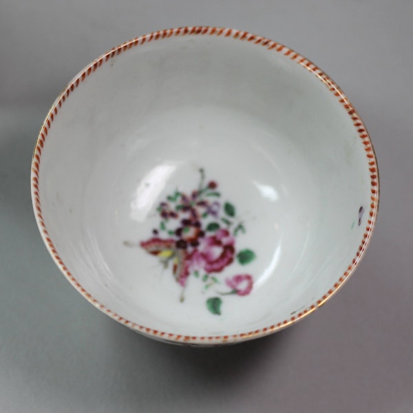 Chinese famille rose teabowl and saucer, Qianlong (1736-95) - image 2